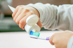 avoiding toxins in toothpaste